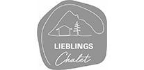 Logo von "Lieblings Chalet" mit einer stilisierten Berglandschaft, einer Hütte und einem Baum, alles in einfacher, grauer Linie.