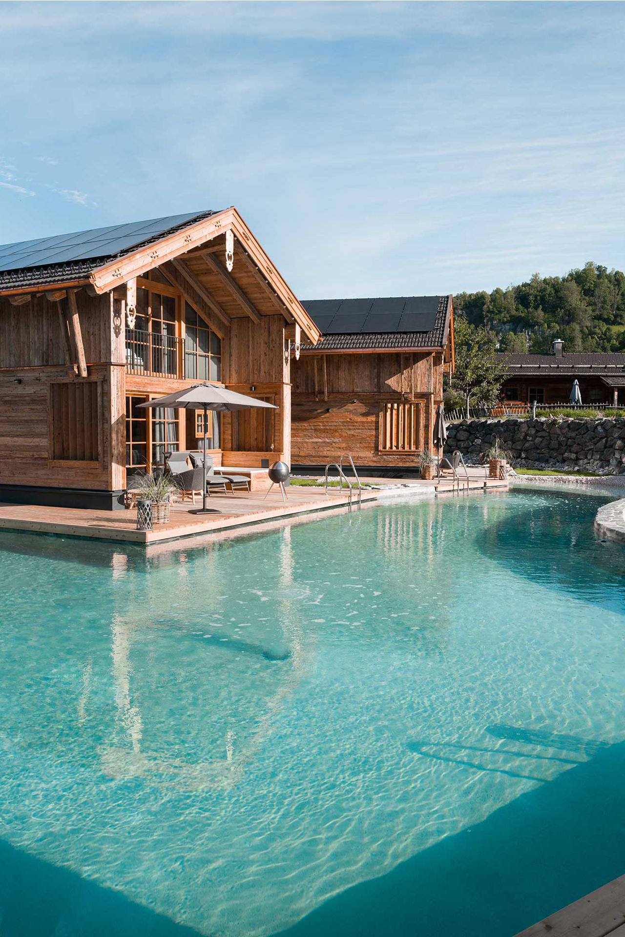 Blick auf den Naturbadesee und die Premium Chalets am See