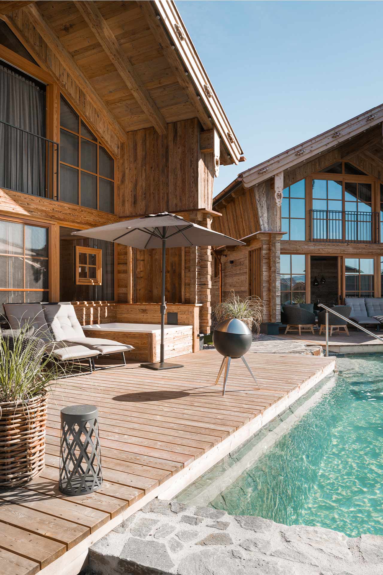 Blick auf den Naturbadesee und die Premium Chalets am See